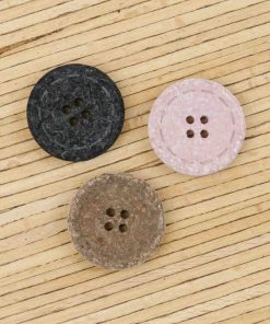 Ein Knopf aus recycelter Baumwolle – mit Ziernaht – verschiedene Farben (Ø 25mm)