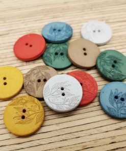 Ein Recycling Hanf Knopf – Blättermotiv – verschiedene Farben (Ø 23mm)