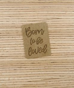 Ein Label zum Aufnähen – „Born to be loved“ – taupe