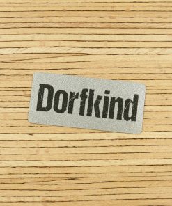 Ein Label zum Aufnähen – „Dorfkind“ reflektierend (3M™ Scotchlite™)